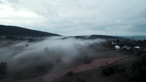 Luftaufnahme-Von-Nebel-über-Häusern-Und-Gebäuden