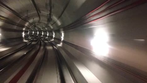 Metro-Subterráneo,-Movimiento-Muy-Rápido-Y-Imágenes-Aceleradas-De-Pasar-Por-La-Línea-De-Metro