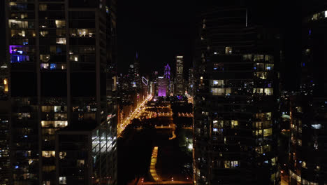 Drohne-Fliegt-Nachts-Zwischen-Chicago-Wolkenkratzern