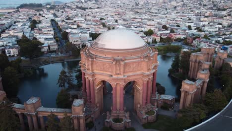 Orbit-Shot-Of-Fine-Arts-Palace,-Unique-Architectural-Design,-San-Francisco-California