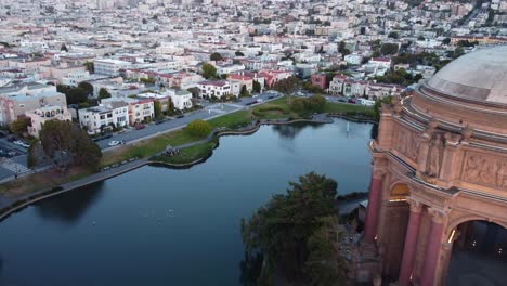 Dron-Volando-Cerca-De-La-Cúpula-Blanca-Del-Palacio-De-Bellas-Artes,-Revelando-Un-Entorno-Residencial,-San-Francisco