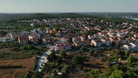 Vista-Aérea-Alrededor-Del-Pueblo-De-Premantura,-Verano-En-Croacia---órbita,-Disparo-De-Drones