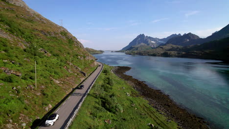 Toma-Aérea-De-Reenvío-En-ángulo-Bajo-De-La-Carretera-Costera-Noruega-En-Las-Islas-Lofoten-En-Un-Día-De-Verano