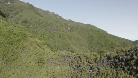 Toma-De-Drone-Del-Paisaje-En-Caminho-Do-Pinaculo-E-Foldhadal-En-Madeira-Y-Su-Exuberante-Vegetación-En-La-Ladera-De-La-Montaña