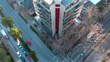 Topdown-ansicht-Eines-Gebäudes-Mit-Rotem-Aufzug-Im-Retro-stil,-Der-Nach-Unten-Fährt,-Libertad-Avenue,-Verkehr-Auf-Der-Straßenkreuzung