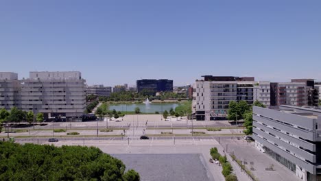 Edificios-Arquitectónicos-Alrededor-De-Un-Estanque-En-Montpellier,-Francia