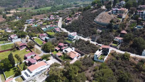 Aerial-Drone-Shot-Of-Detached-Houses-In-Quite-Peaceful-Green-Village,-Mexico