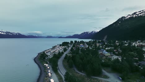 Vista-Aérea-De-La-Pequeña-Ciudad-De-Seward-En-Alaska---Disparo-De-Drones