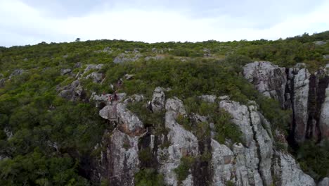 Drone-Sobrevuela-A-Un-Grupo-De-Excursionistas-Haciendo-Rappel