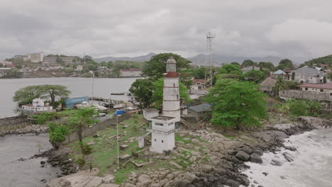 Imágenes-Aéreas-Que-Comienzan-En-La-Luz-Del-Faro-Y-Se-Alejan-Para-Revelar-El-Punto-Del-Faro-De-Aberdeen-En-Sierra-Leona