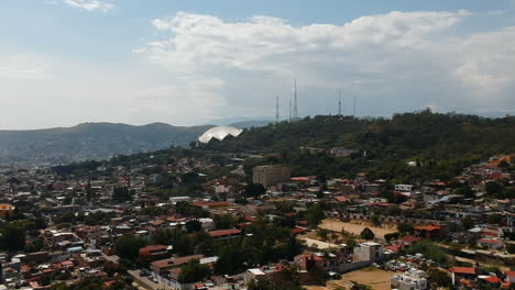 Drohnenaufnahme-Der-Stadt-Oaxaca-In-Mexiko-Mit-Bergen-Und-Traditionellen-Mexikanischen-Häusern