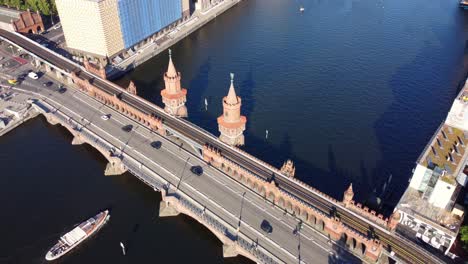 Boot-Fährt-Durch-Brücke-Watergate-Club-Ruhig-Luftaufnahme-Flug-Vogelperspektive-Drohnenaufnahmen-Der-Oberbaumbrücke-Berlin-Friedrichshain-Sonniger-Sommertag-2022