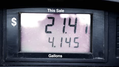 Tankstellenpumpenpreise-Hoch-über-5,5-Dollar-Pro-Gallone-5,15-Regulär,-Beginnend-Bei-20-Dollar,-Dramatisch-Langsam-Auf-Den-Schmutzigen,-Schmutzigen,-Schmutzigen,-Ekelhaften-Tankstellenpumpenbildschirm-Zoomen