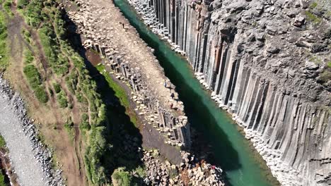 Turistas-En-Formación-De-Columnas-De-Basalto-En-El-Cañón-Studlagil-En-El-Este-De-Islandia