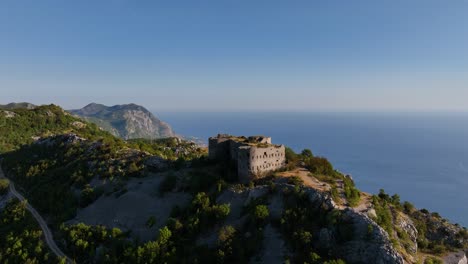 Vista-Aérea-Alrededor-De-La-Fortificación-De-La-Cima-De-La-Montaña-Fort-Kosmac,-En-Budva,-Montenegro---órbita,-Disparo-De-Drones