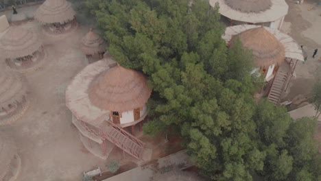 Luftaufnahme-über-Strohgedeckte-Urlaubsgebäude-Im-Mehrano-Wildlife-Refuge-In-Kotdiji
