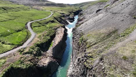 Sightseers-On-Unique-Basalt-Columns-In-Studlagil-Canyon,-East-Iceland