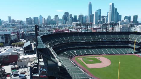 Toma-Deslizante-Del-Estadio-De-Béisbol,-Oracle-Park-Green-Field,-San-Francisco-En-El-Fondo,-California