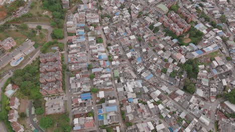 Weitläufige-Luftaufnahmen-Einer-Weitläufigen-Nachbarschaft-In-Cali,-Kolumbien