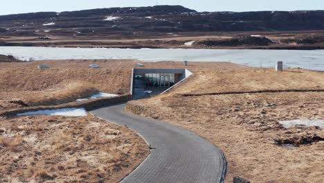Entrance-of-VÃ¶k-baths-spa-in-Iceland,-rising-aerial