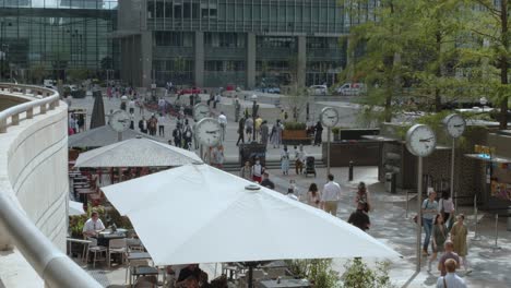 Massen,-Die-In-Einem-Londoner-Finanzzentrum-Gegen-Die-Uhr-Hetzen,-Großbritannien-4k-Filmisches-Großbritannien