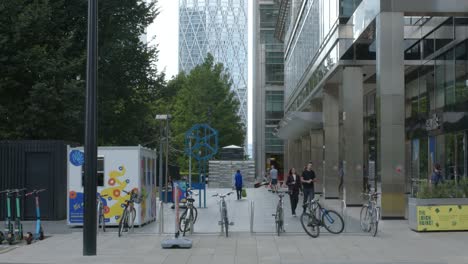 People-on-the-move-at-a-London-Finance-Centre,-UK-4K-CINEMATIC-BRITAIN