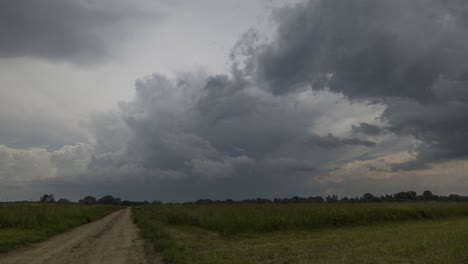 Lapso-De-Tiempo-De-Las-Nubes-Dramáticas-E-Hinchadas-Que-Se-Mueven-Rápidamente-Sobre-Los-Campos