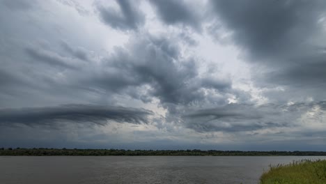 Lapso-De-Tiempo-De-Las-Nubes-Tormentosas-Rodando-Sobre-El-Río