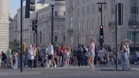 Police-Patroling-Picadilly-Circus-bustling-with-Tourists-and-Commuters,-Central-London,-UK-4K-CINEMATIC-BRITAIN