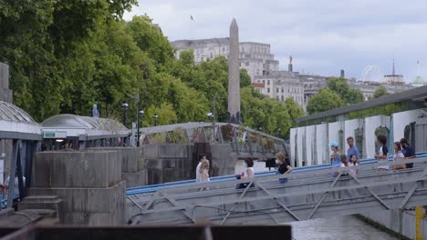 Passengers-Disembarking-from-the-River-Thames,-London,-UK-4K-CINEMATIC-BRITAIN