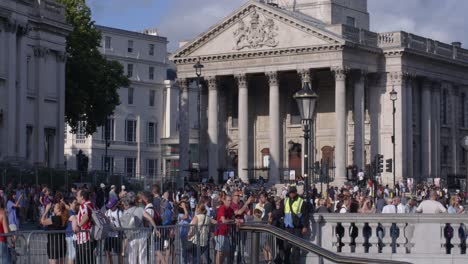 Famous-Trafalgar-Square-filled-with-crowding-Tourists-in-Central-London,-UK-4K-CINEMATIC-BRITAIN