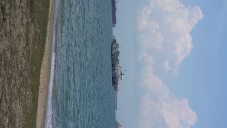 Vertikales-Video---Frachtcontainerschiffe,-Die-Darauf-Warten,-In-Den-Hafen-Einzulaufen,-Ostküste,-Singapur