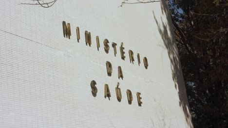 El-Letrero-Del-Ministerio-De-Salud-En-El-Costado-Del-Edificio
