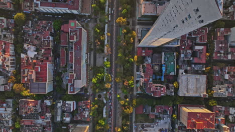 Mexico-City-Aerial-V26-Vertical-Flyover-Paseo-De-La-Reforma-In-Richtung-Bosque-De-Chapultepec,-Aufnahme-Der-Innenstadt-Und-Der-Wohlhabenden-Nachbarschaft-Bei-Sonnenuntergang---Aufgenommen-Mit-Mavic-3-Cine---Dezember-2021