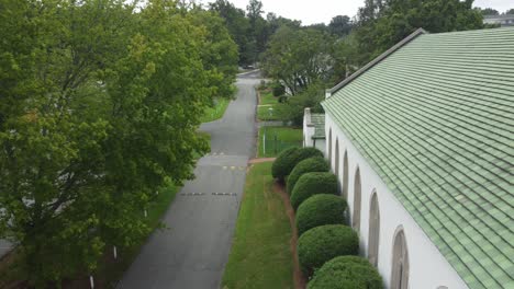 Weiße-Kirche-In-Winston-Salem-Mit-Grünem-Dach