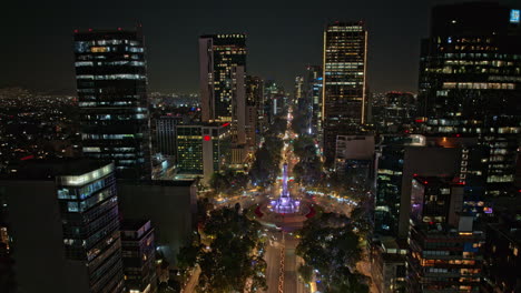 Mexico-City-Aerial-V4-Hyperlaspe-über-Dem-Paseo-De-La-Reforma,-Das-Die-Schönheit-Des-Stadtbilds-Der-Innenstadt-Bei-Nacht-Mit-Glänzenden-Hochhäusern-Und-Verkehrswegen-Einfängt-–-Aufgenommen-Mit-Mavic-3-Cine-–-Dezember-2021