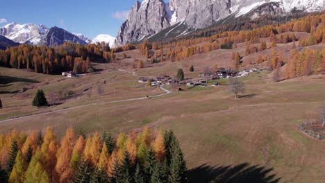 Small-alpine-village-Staulin-below-Pomagagnon-mountain-during-autumn,-aerial