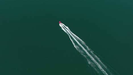 Overhead-Luftaufnahme-Eines-Roten-Motorboots,-Das-Durch-Den-Rahmen-Reißt