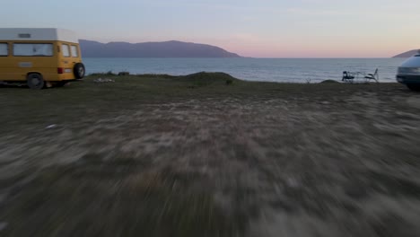 Avance-Aéreo-Rápido-Entre-Dos-Campistas-Que-Revelan-La-Hermosa-Playa-Y-El-Mar,-Vlore,-Albania