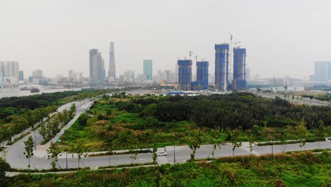 Empire-City-Baustelle-Mit-Starker-Luftverschmutzung-Im-Hintergrund,-Saigon