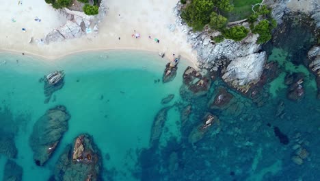 Roca-Turquesa-Agua-Vista-Aérea-Espectacular-Vuelo-Vista-De-Pájaro-Vertical-9:16-Imágenes-De-Drones-Al-Atardecer-Hora-Dorada-Noche-En-España-Aro-Playa-Verano-2022