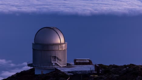 Lapso-De-Tiempo-El-Sol-Naciente-De-La-Mañana-Ilumina-Gradualmente-La-Roca-Del-Observatorio-Astronómico-De-Los-Niños-En-La-Isla-De-La-Palma