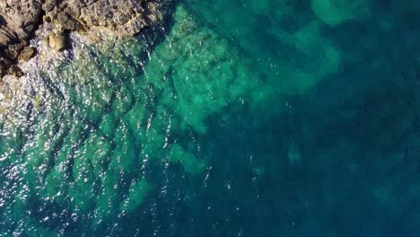 Rocas-En-El-Agua,-Ola-Calmante-Impresionante-Vista-Aérea-Vuelo-A-Vista-De-Pájaro-Vertical-9:16-Imágenes-De-Drones-De-La-Playa-Al-Borde-Del-Acantilado-Sa-Figuera-Borda-Ibiza-Verano