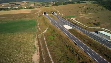 Red-De-Carreteras-Con-Túneles-Para-Un-Tráfico-Rápido-En-Una-Zona-Rural-Montañosa