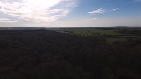 Un-Dron-Sobrevolando-Solo-Uno-De-Los-Miles-De-Bosques-Del-Reino-Unido