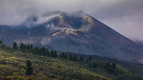 Lapso-De-Tiempo-El-Majestuoso-Volcán-Activo-Cumbre-Vieja-En-La-Isla-De-La-Palma-Bajo-Nubes-Rodantes