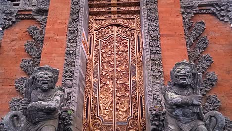 Bali-Mystisch-Portal-Tor-Balinesische-Tür-Eingang-Ubud-Tempel-Peliatan-Architektur-Indonesien-Hinduistisches-Ritual-Wächter-Tradition