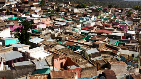 Ciudad-Vieja-Densamente-Poblada-De-Harar-En-Etiopía---Toma-Aérea-De-Drones
