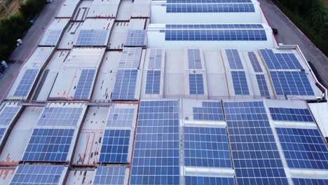 Luftaufnahme-Von-Sonnenkollektoren,-Die-Auf-Dem-Dach-Einer-Industrie-Installiert-Sind