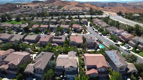 Upscale-suburban-neighborhood-in-Simi-Valley,-California---aerial-flyover